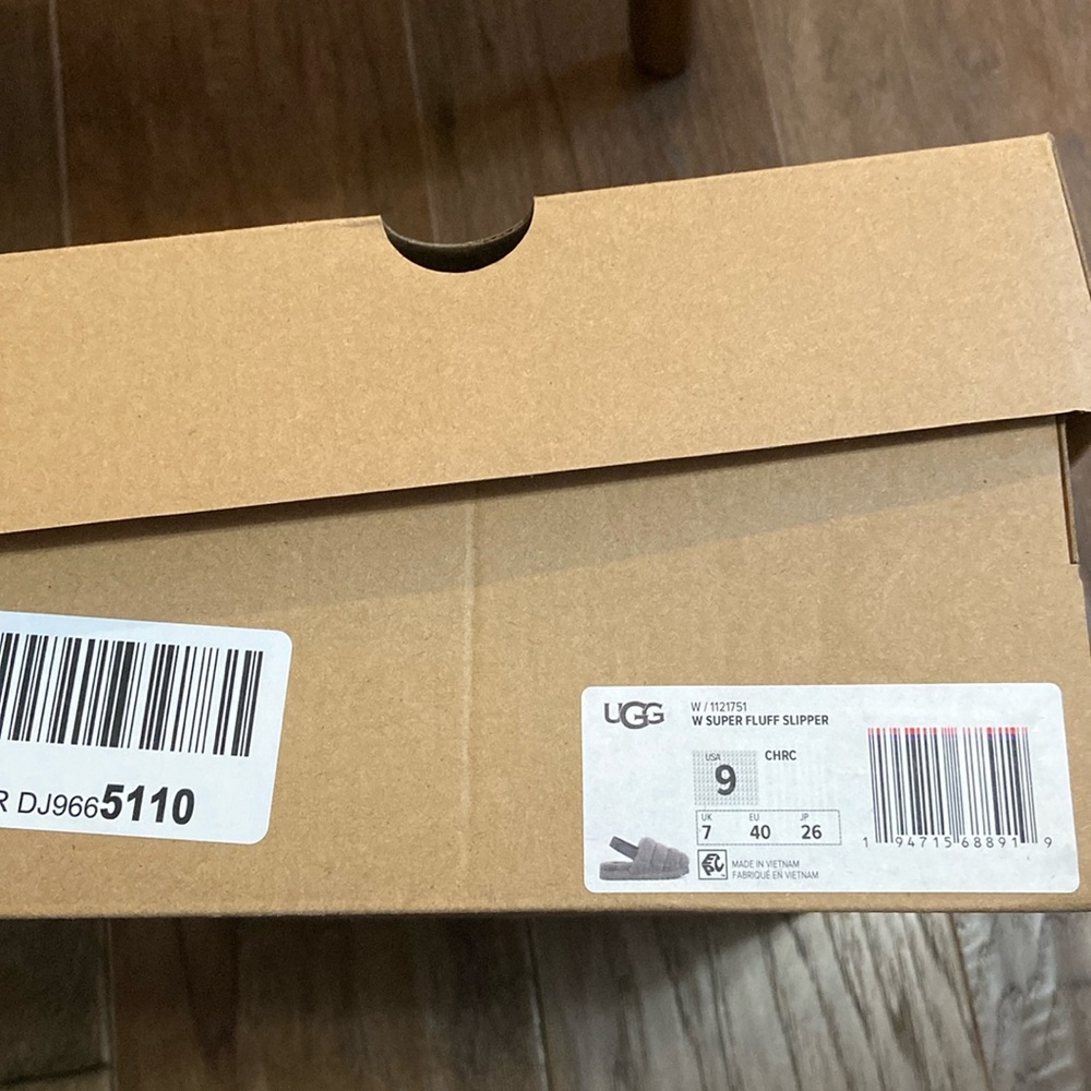 New in box Ugg Super Fluff size 9
